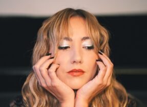 Delfina Campos: Películas perdidas también reflexiona mucho sobre el rol de la mujer como autora en el rock argentino. No es que esté hablando explícitamente de eso en el disco, sino que el proceso de hacerlo me hizo reflexionar mucho sobre el tema.